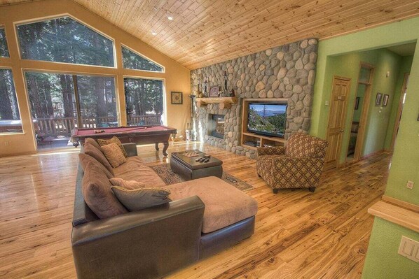 Télévision, cheminée