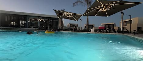 Una piscina al aire libre