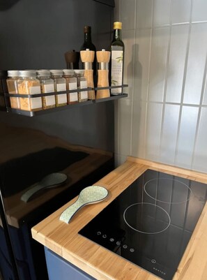 Fridge, microwave, coffee/tea maker, cookware/dishes/utensils - Cozy yet modern A frame close to it all. (Granbury)