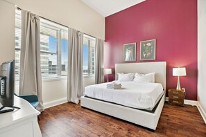 1 habitación, tabla de planchar con plancha y ropa de cama