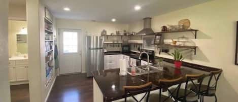 Jääkaappi, mikroaaltouuni, uuni, liesi