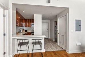 Een koelkast, een microgolfoven, een oven, een kookplaat