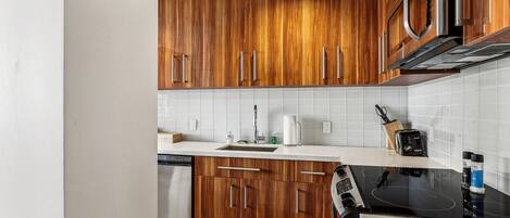 Geladeira, micro-ondas, fogão, cooktop