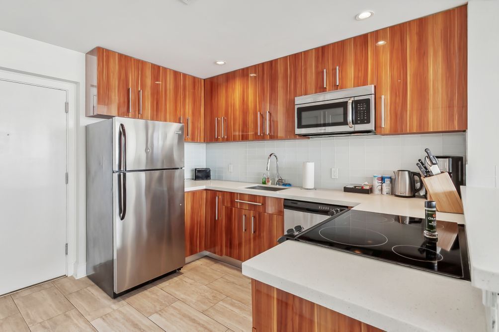 Kjøleskap, mikrobølgeovn, ovn og kokeplater