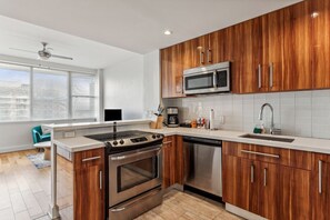 Frigorífico, microondas, horno y placa de cocina