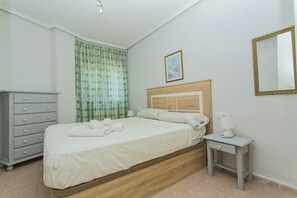 1 slaapkamer, een strijkplank/strijkijzer