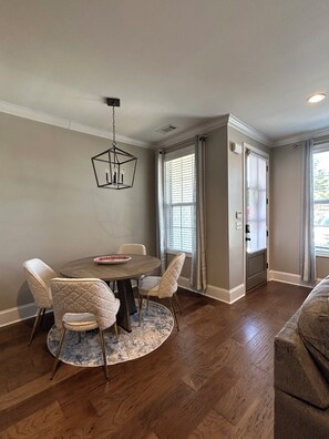 Dining - 3-bedroom 3 1/2 bath townhome in Oxford , WiFi. Great location (Oxford)