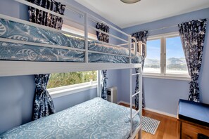 3 habitaciones, tabla de planchar con plancha y ropa de cama 