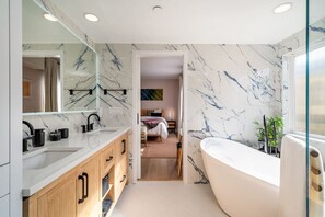  milieuvriendelijk toiletgerief, een haardroger, handdoeken, zeep