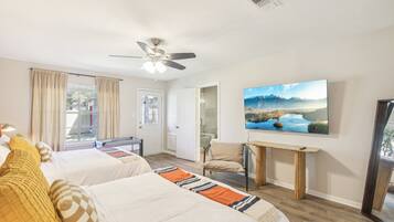 5 quartos, escrivaninha, ferros/tábuas de passar roupa, berço de viagem