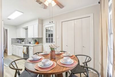 7Min to Texas A&M Cozy 7 Beds, w/ Billiards & Firepit Oasis