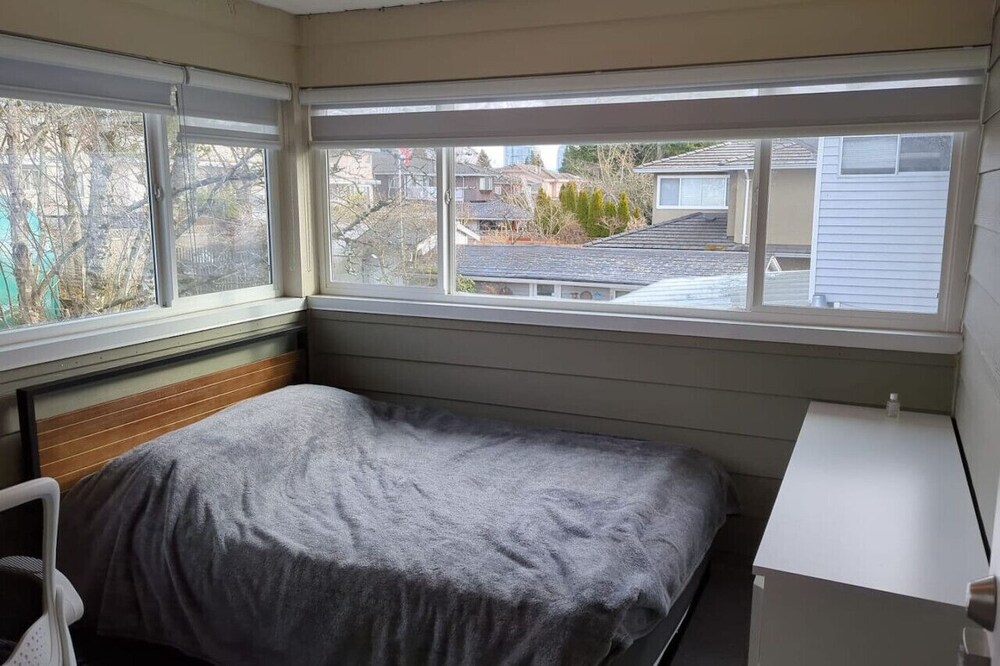 Newly Listed Central Suite near Skytrain Burnaby Abritel