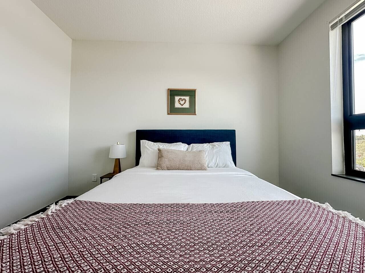 Escritorio, tabla de planchar con plancha, wifi gratis y ropa de cama 