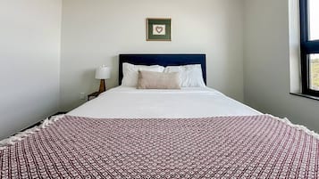Escritorio, tabla de planchar con plancha, wifi gratis y ropa de cama