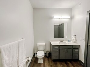 Douche, serviettes fournies, savon, papier toilette