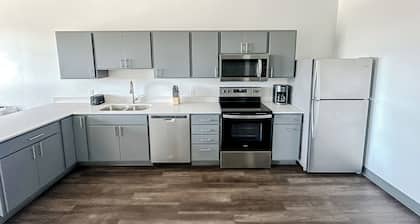 Sleepover: Marvelous 1BD/1BA + High Ceilings - Des Moines