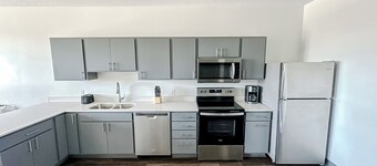 Sleepover: Marvelous 1BD/1BA + High Ceilings - Des Moines