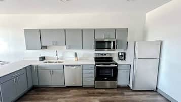 Køleskab, mikrobølgeovn, ovn, kogeplade