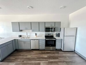 Frigorífico, microondas, horno y placa de cocina