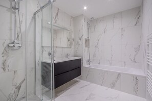 Haartrockner, Handtücher, Toilettenpapier
