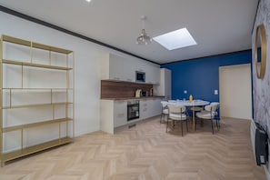 Fridge, microwave, oven, stovetop - Apartment in the heart of the 11th Quartier Oberkampf (Paris)