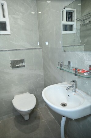 Shower, towels, soap - Hotel Royal Radiant (Ranchi)