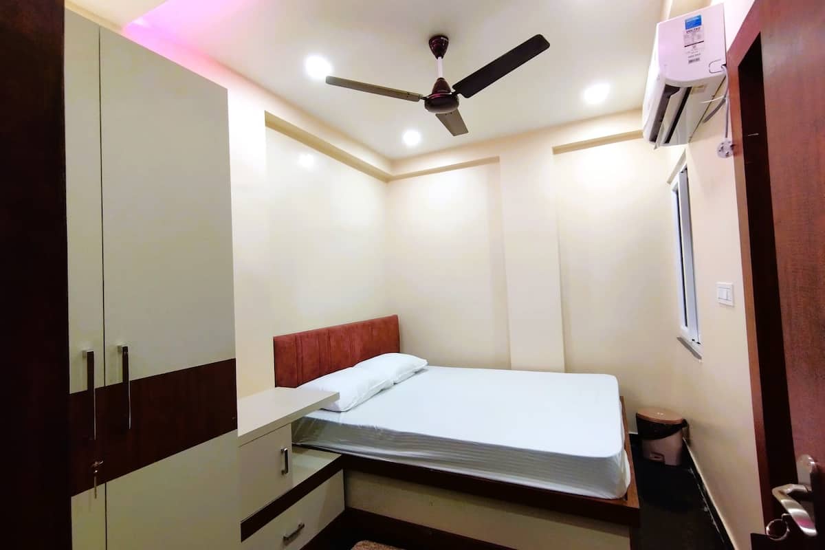 Desk, laptop workspace, WiFi (free)