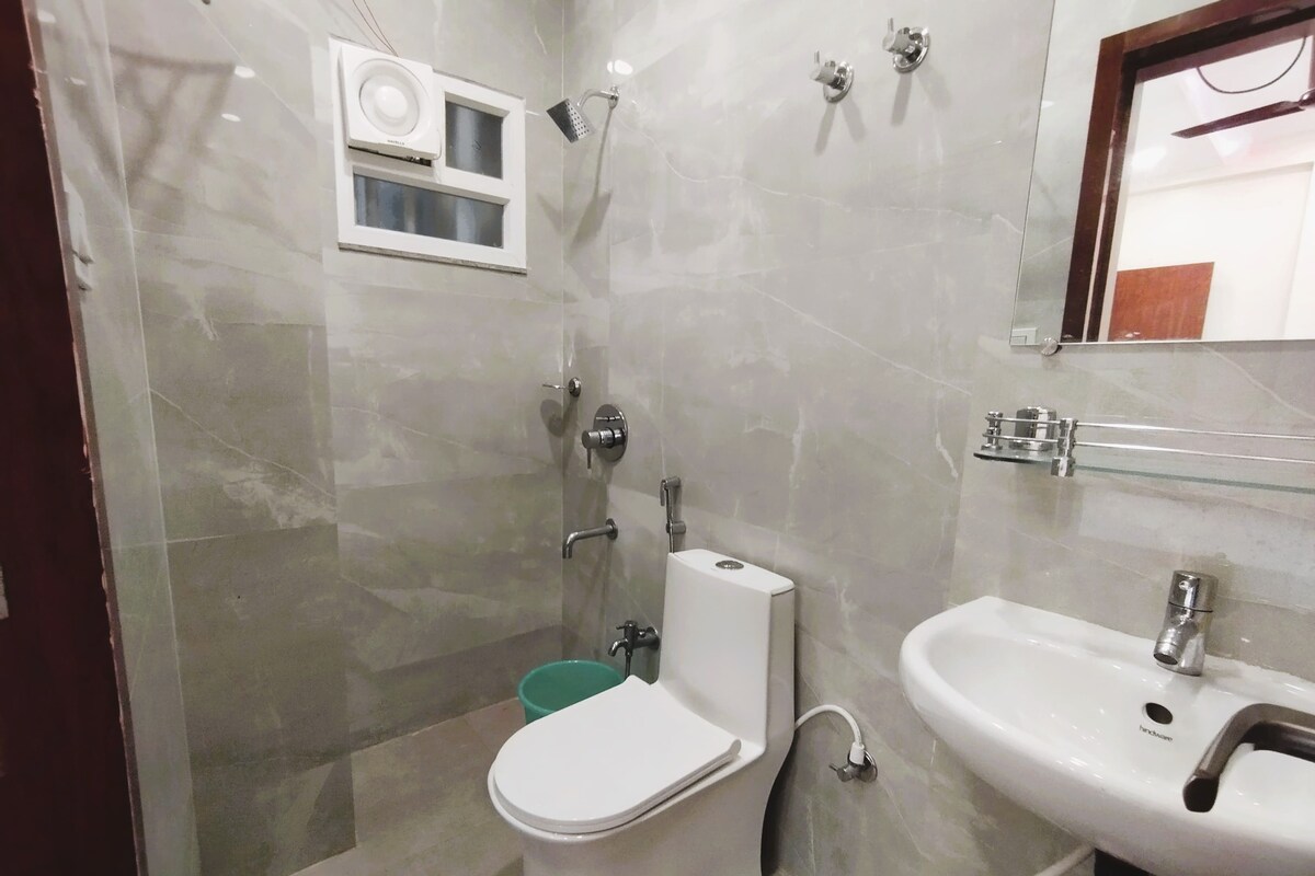 A bathroom with a toilet, bidet, and sink.
