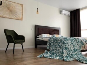 2 bedrooms, WiFi - Дизайнерський ремонт&центр& VIP, ЕЛЕКТРОЗАПРАВКА на території будинку (Rivne)