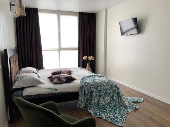 2 bedrooms, WiFi - Дизайнерський ремонт&центр& VIP, ЕЛЕКТРОЗАПРАВКА на території будинку (Rivne)