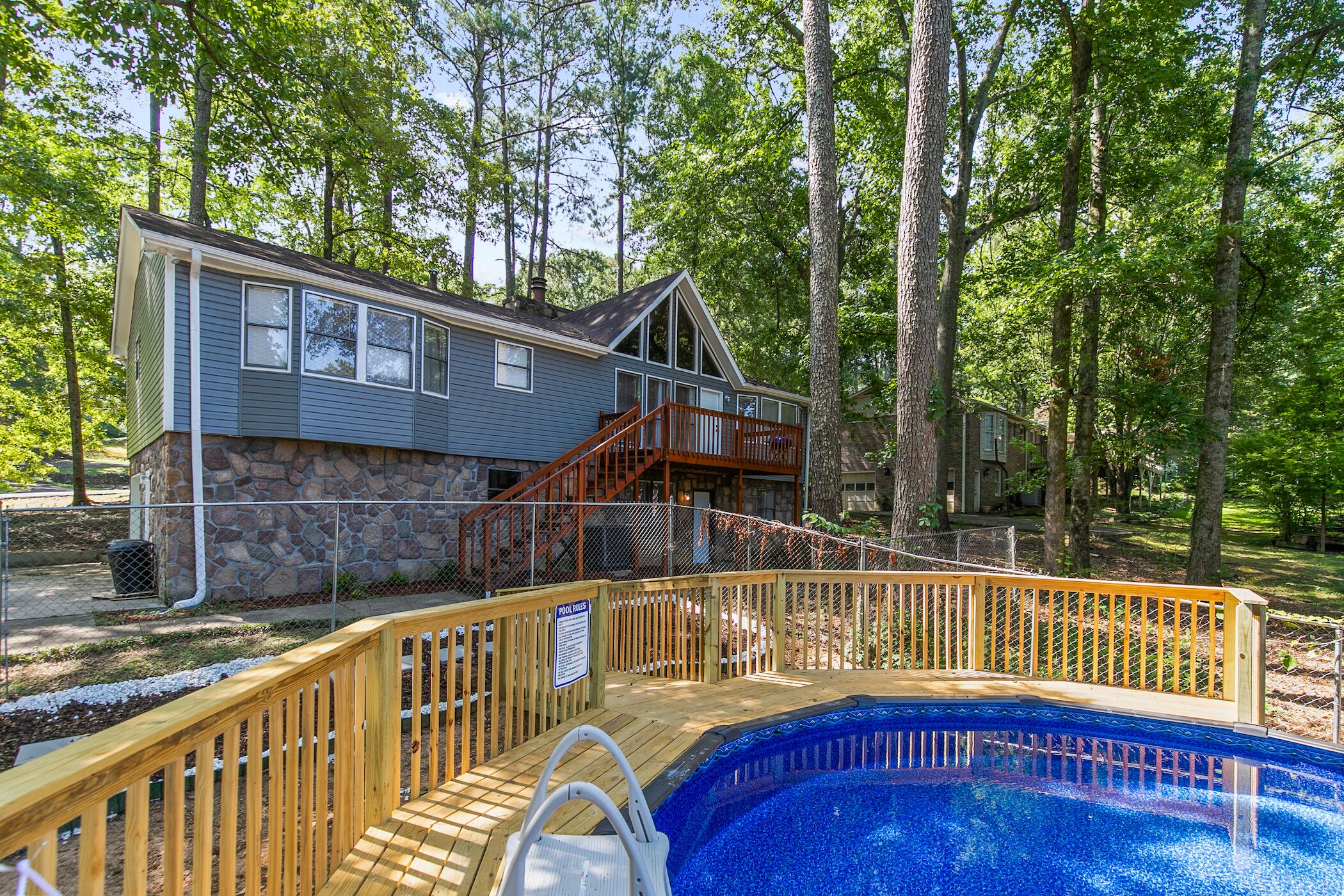 Kolam renang outdoor musiman