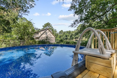 Una piscina al aire libre de temporada