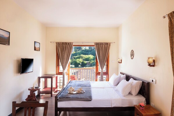 Comfort tweepersoonskamer, balkon, uitzicht op bergen | Een bureau, een laptopwerkplek, een strijkplank/strijkijzer, gratis wifi