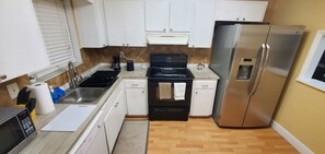 Private kitchen - 5-Minutes to Hard Rock Cafe Guitar! Great Apt Two Bedrooms/Two Baths and Kitchen (Fort Lauderdale)