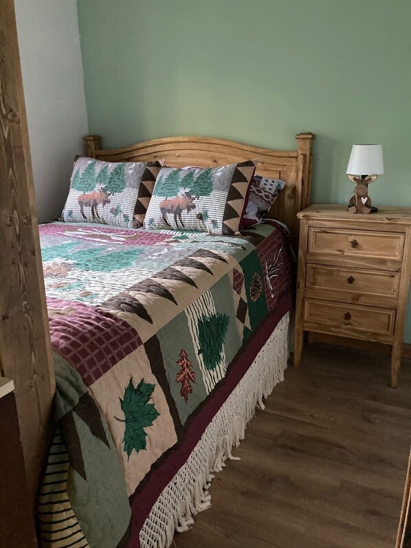 2 makuuhuonetta, tallelokero huoneessa, vauvan matkasänky, vuodevaatteet