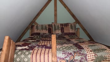 2 soverom, safe på rommet, reiseseng for barn og sengetøy