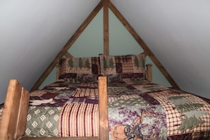 2 soverom, safe på rommet, reiseseng for barn og sengetøy