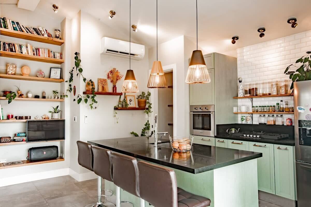 Réfrigérateur, four, plaque de cuisson, cafetière/bouilloire