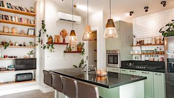 Fridge, oven, stovetop, coffee/tea maker