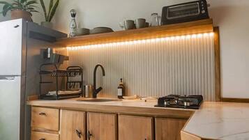 Fridge, stovetop, coffee/tea maker, blender