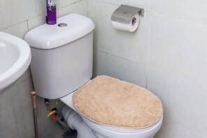 Een douche, een haardroger, handdoeken, zeep