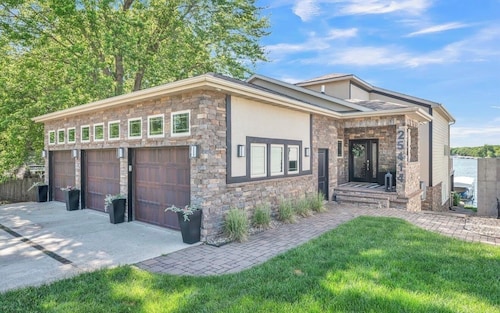 Spacious 3-bedroom lake front house in Okoboji