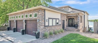 Spacious 3-bedroom lake front house in Okoboji