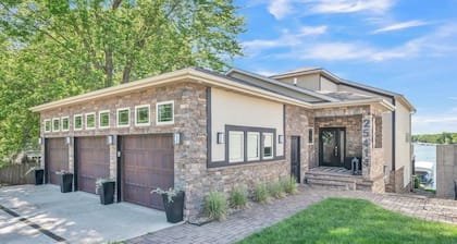 Spacious 3-bedroom lake front house in Okoboji