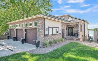 Spacious 3-bedroom lake front house in Okoboji