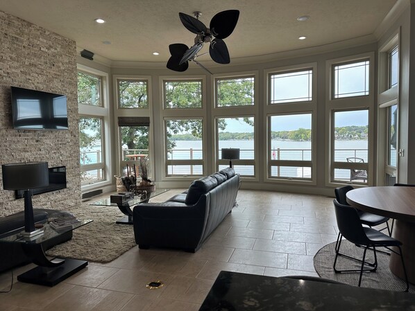 Smart TV, fireplace, stereo - Spacious 3-bedroom lake front house in Okoboji (Spirit Lake)