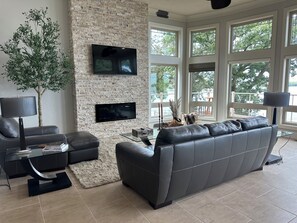 Smart TV, fireplace, stereo - Spacious 3-bedroom lake front house in Okoboji (Spirit Lake)