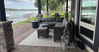 Spacious 3-bedroom lake front house in Okoboji