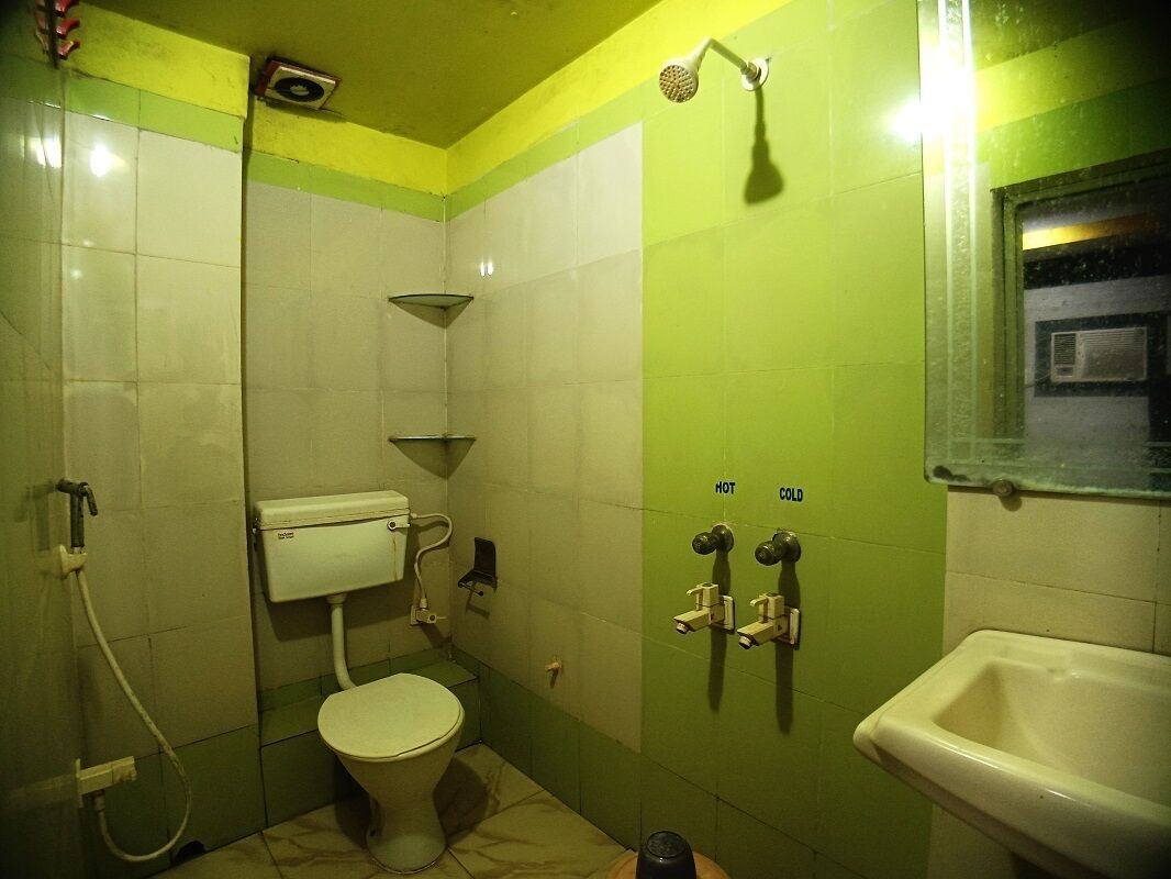 Egy fürdőszoba, amelyben WC, bidé és mosdókagyló található.