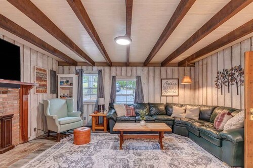 Hickory Haven • Lakefront Cabin + Dock